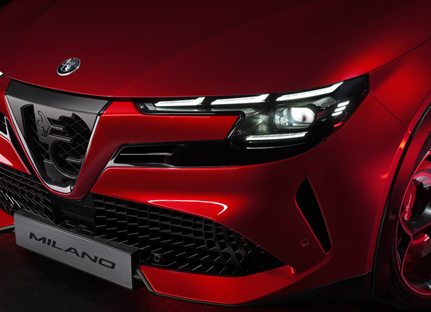 Profil latéral de l’Alfa Romeo Junior en version hybride, sur route urbaine