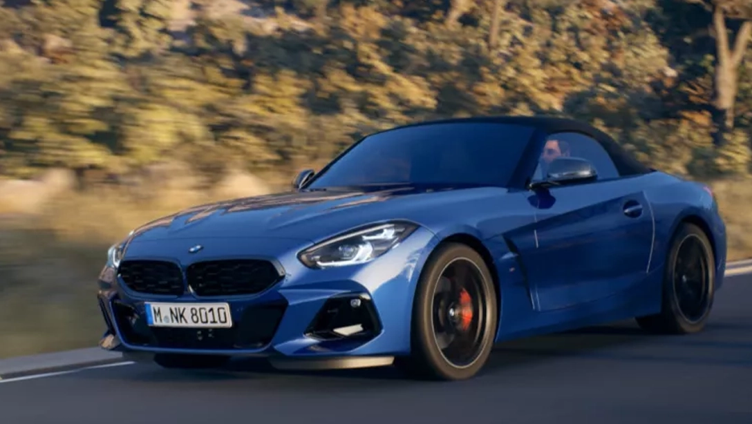 Vue de la BMW Z4 sur route, capote ouverte, ambiance sportive