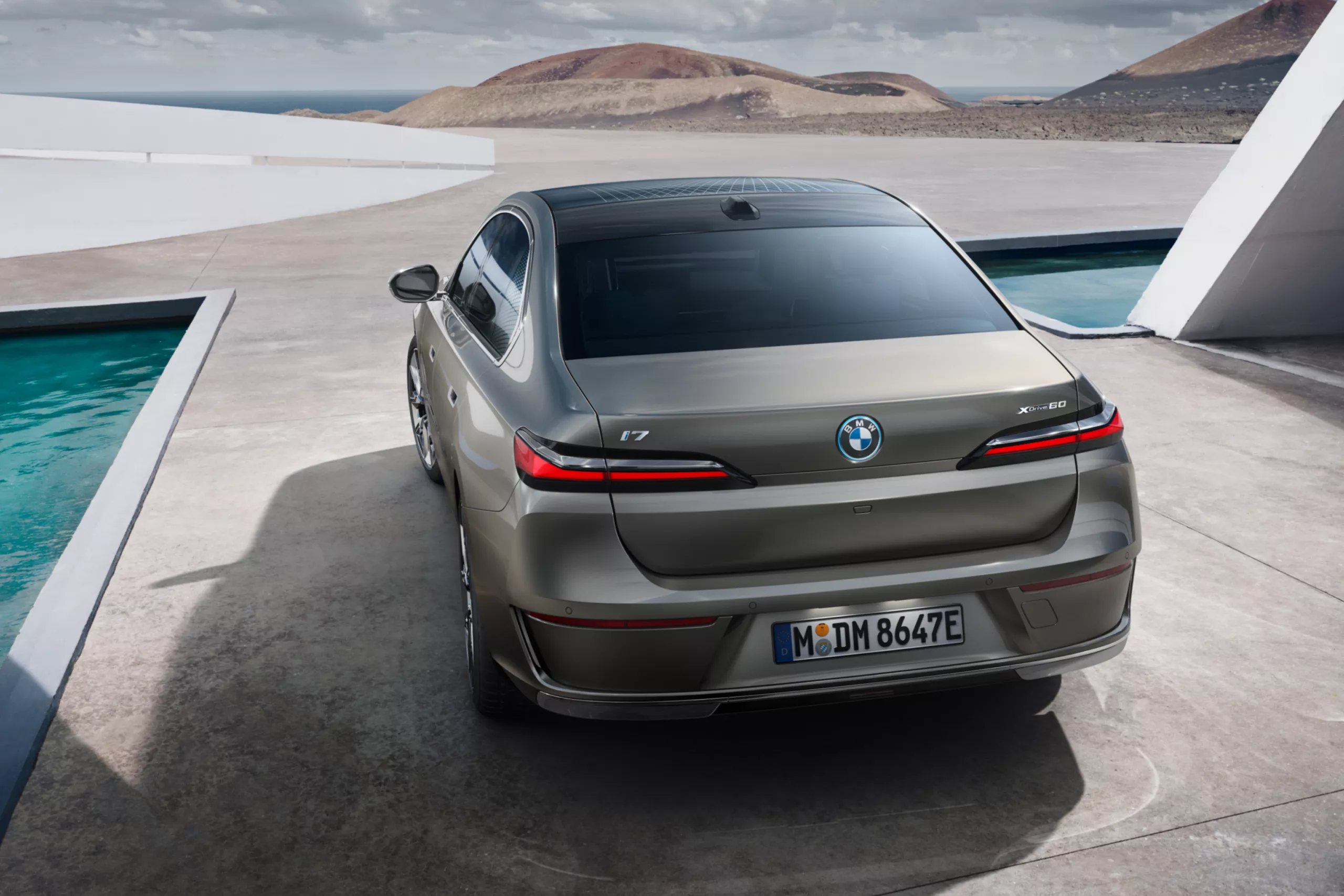 BMW i7 électrique stationnée devant une villa moderne