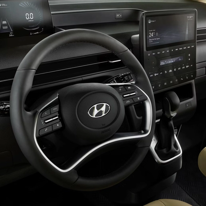 Tableau de bord du Hyundai STARIA Diesel avec écran tactile