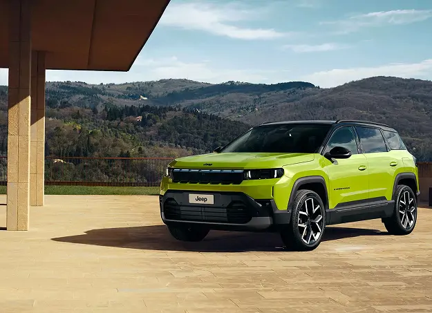 Jeep Compass hybride en mouvement sur route urbaine