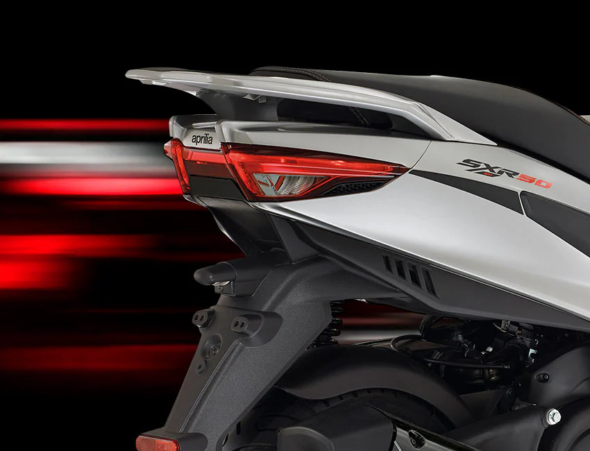 Vue de face du scooter Aprilia SXR 50 sur fond noir