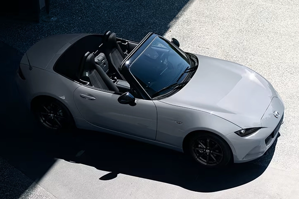 Mazda MX-5 sur route de montagne, conduite dynamique